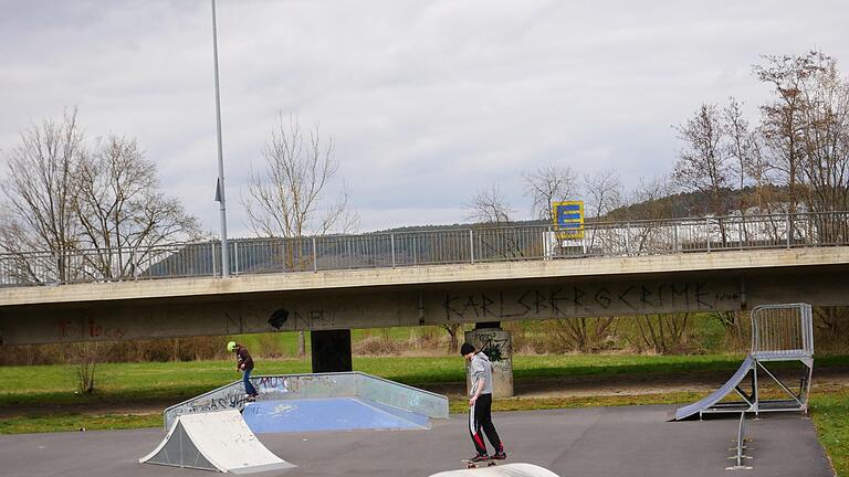 Die Münnerstädter Jugend ist froh, dass es den Skaterplatz gibt. Foto: Heike Beudert       -  Die Münnerstädter Jugend ist froh, dass es den Skaterplatz gibt. Foto: Heike Beudert