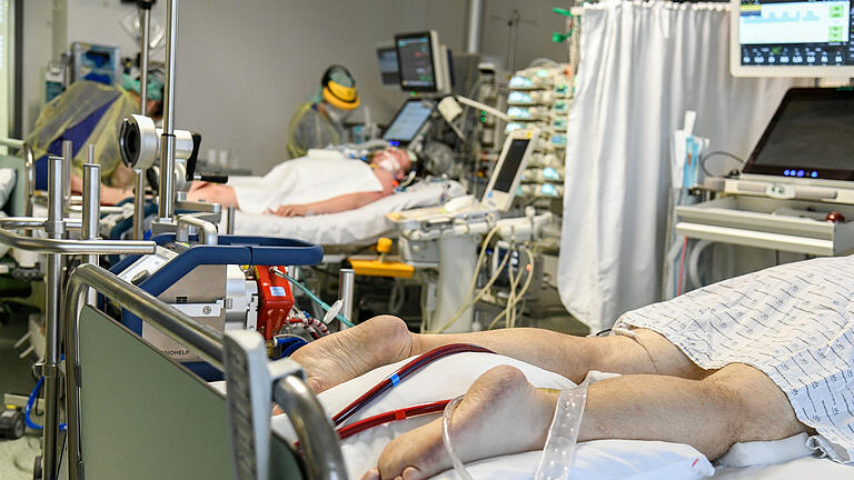 Kampf gegen Corona: Auf der Intensivstation des Uniklinikums Würzburg kämpfen die Pflegekräfte täglich um das Leben schwer an Corona erkrankter Menschen.