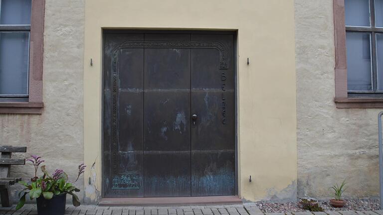 Die Eingangstüre der Synagoge in Urspringen, gestaltet von Cornelis F. Hoogenboom, stellt den Weg der dritten Deportation von Urspringen über Würzburg nach Izbica dar. Der Transportweg endet hier noch, wie damals angenommen, im Vernichtungslager Belzec. Die Eingangstüre der Synagoge in Urspringen, gestaltet von Cornelis F. Hoogenboom, stellt den Weg der dritten Deportation von Urspringen über Würzburg nach Izbica dar. Der Transportweg endet hier noch, wie damals angenommen, im Vernichtungslager Belzec.
