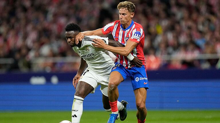 Atlético Madrid - Real Madrid       -  Kämpfen um den Sieg im Stadtderby von Madrid: Reals Vinicius Junior (l) und Atleticos Marcos Llorente.