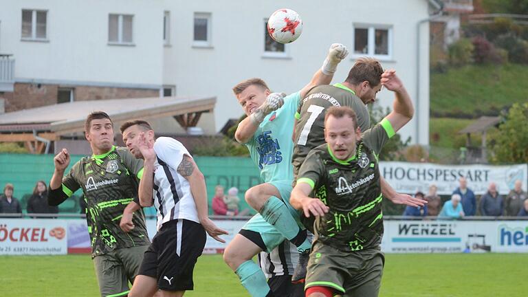 Wer hat den Ball?&nbsp; Unübersichtliche Strafraumszene mit (von links) Carsten Heuer (TSV Neuhütten-Wiesthal), Christian Drescher, Torwart Andre Hessdörfer (beide SG Retzbach-Zellingen) sowie Manuel Römlein und Steffen Englert (beide TSV Neuhütten-Wiesthal).