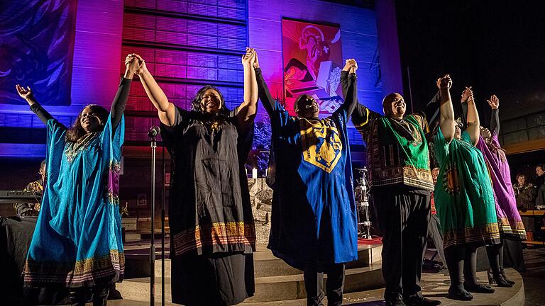 400 Menschen waren am Sonntag in die Kirche St. Michael gekommen, um die Gruppe 'Best of Harlem Gospel' zu sehen.