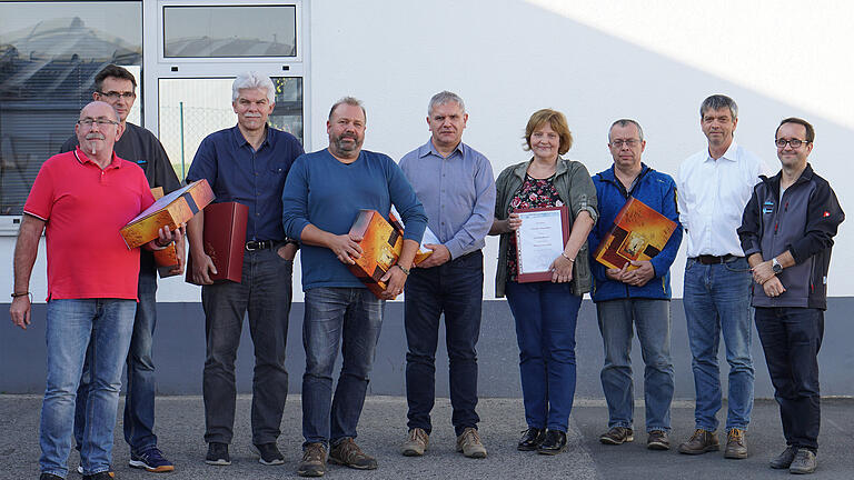 Die SEHO GmbH ehrte treue Mitarbeiter: (von links) Hermann Mohr (30 Jahre), Matthias Weber (35 Jahre), Raimund Steinhäuser (30 Jahre), Sven Ries (25 Jahre), Klaus Iraschko (40 Jahre), Elke Schumacher (35 Jahre), Bernhard Rücker (30 Jahre); Dipl.-Ing. (FH) Markus Walter (Geschäftsführender Gesellschafter) und Michael Schmidt (Betriebsrat).