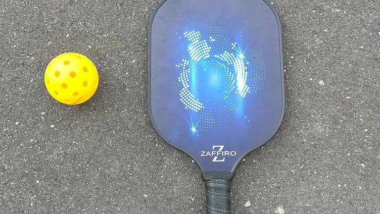Schläger und Spielball beim Pickleball. Schläger und Spielball beim Pickleball.