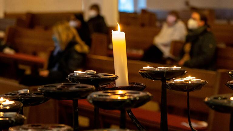 Ohne Impfung in den Gottesdienst? In Bayern gelten für Ungeimpfte verschärfte Zugangsregeln in weiten Teilen des öffentlichen Lebens – doch es gibt auch einige Ausnahmen. Ohne Impfung in den Gottesdienst? In Bayern gelten für Ungeimpfte verschärfte Zugangsregeln in weiten Teilen des öffentlichen Lebens – doch es gibt auch einige Ausnahmen.