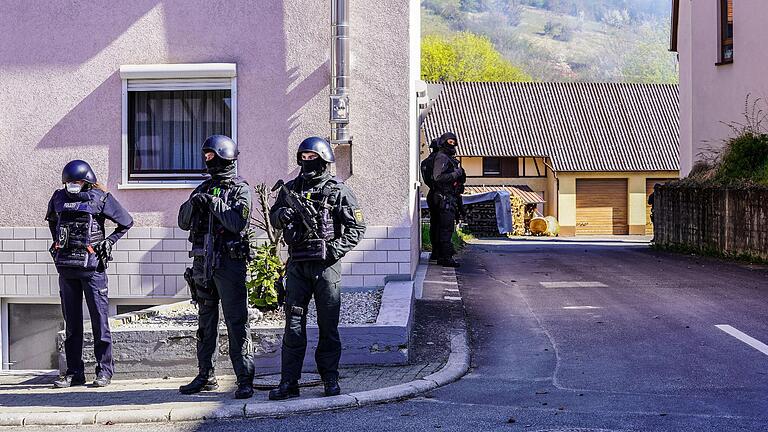 Polizisten umzingeln am Mittwoch ein Haus in Boxberg (Main-Tauber-Kreis). Ein Mann hatte sich darin einer Durchsuchung widersetzt und wurde festgenommen.