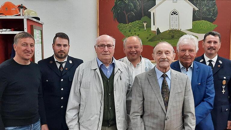 Langjährige Mitglieder der Feuerwehr Ramsthal wurden geehrt: (von links) Bürgermeister Rainer Morper, stellvertretender Vorsitzender Johannes Sixt, Theo Sixt, Klaus Kemmer, Arthur Krebs, Franz Büttner und Vorsitzender Bernhard Sixt.       -  Langjährige Mitglieder der Feuerwehr Ramsthal wurden geehrt: (von links) Bürgermeister Rainer Morper, stellvertretender Vorsitzender Johannes Sixt, Theo Sixt, Klaus Kemmer, Arthur Krebs, Franz Büttner und Vorsitzender Bernhard Sixt.