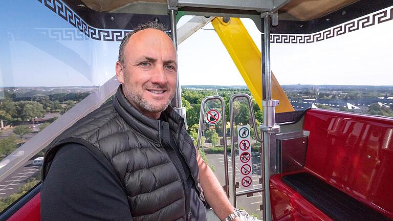 Aus 50 Metern Höhe bietet sich Rudolf Barth eine Aussicht über Schweinfurt und das Schweinfurter Volksfest. Eine Runde dauert 1,20 Minuten. Eine Fahrt geht über vier Runden.