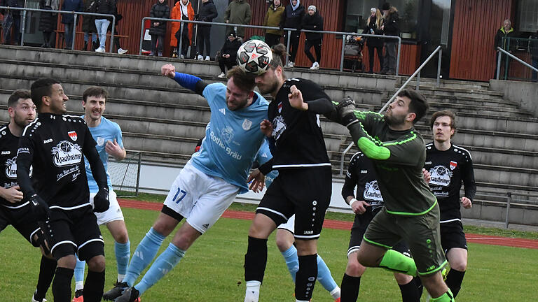 Bezirksliga Ost: TSV Münnerstadt gegen FC Gerolzhofen       -  Vollen Einsatz zeigt Münnerstadts Jannik Schmittzeh, der es hier mit den Gerolzhöfern Fabian Mack und Keeper Marius Wilhelm aufnimmt.