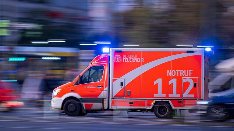 Rettungswagen der Feuerwehr       -  Die beiden Verletzten wurden ins Krankenhaus gebracht. (Symbolbild)