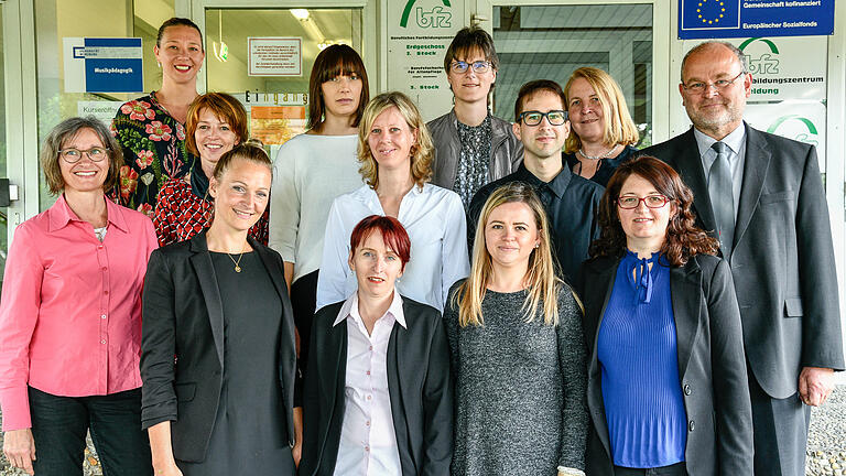 Die frischgebackenen FQKs: (vorne von links) Susanne Himsel, Carolin Schricker, Zsuzsanna Komlodi, Adriana Onaga, Cornelia Sirdea mit Projektleiter Frank Engelhardt; (hinten von links) Eva Jutzler, Ursula Scheuer, Nicole Pötzl, Gabriele Schätzlein, Katharina Hofmann, Georg Knarr und Annetraud Neub.