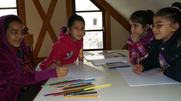 Die Kinder der Asylsuchenden wurden in Mellrichstadt schnell integriert. Bei der Hausaufgabenbetreuung und bei Malstunden ließen sich leicht Kontakte knüpfen.&nbsp;