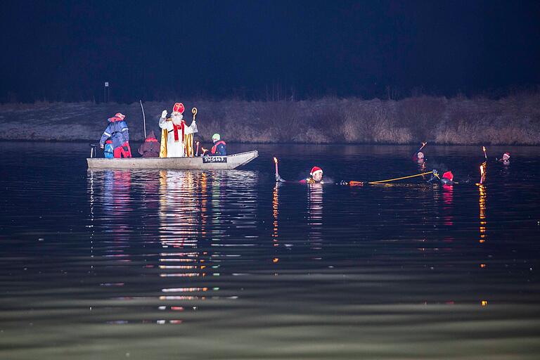 Zum Nikolausmarkt der Hobbybastler in Haßfurt kommt der Nikolaus jedes Jahr in einem Schelch auf dem Main (Archivbild).