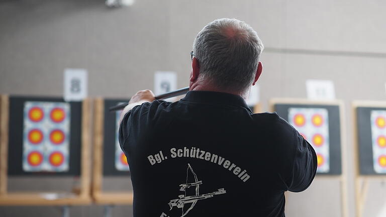 Blasrohrschießen in Oerlenbach       -  Eindrücke vom Blasrohr-Wettkampf in der Oerlenbacher Heglerhalle.