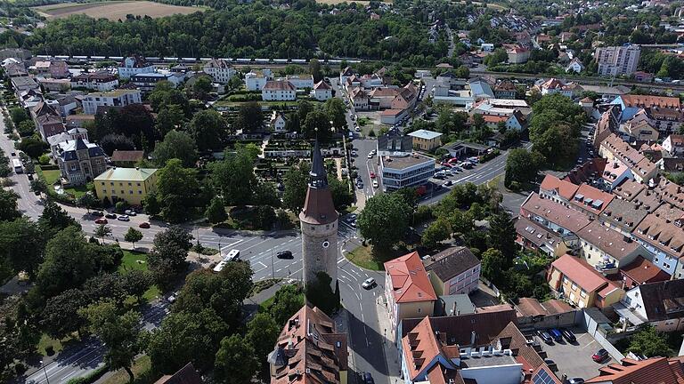 Blick von oben auf den Kitzinger Falterturm, das Wahrzeichen der Stadt.