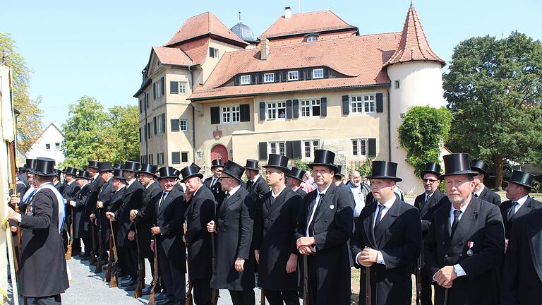 Die Bürgerwehr in Rüdenhausen feierte 2018 ihr 400-jähriges Jubiläum. Zum Auszug der Wehr kamen neben den Bürgerwehren aus den Nachbarorten auch viele Gäste und Besucher.