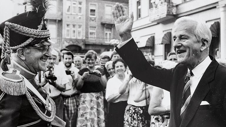 Gut gelaunt: Bundespräsident Richard von Weizsäcker bei seinem Besuch im Sommer 1989 in Bad Kissingen. Links im Bild Stadtmusikdirektor Hans Wollgast.