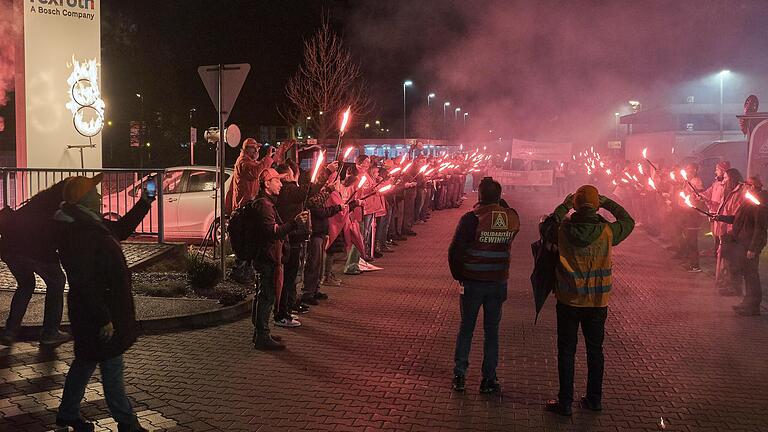 Beim Warnstreik am Donnerstag in Lohr legten 150 Beschäftigte von Bosch Rexroth die Arbeit für eine Stunde nieder. Mit bengalischen Feuern und einer brennenden Acht forderten sie acht Prozent mehr Lohn. Beim Warnstreik am Donnerstag in Lohr legten 150 Beschäftigte von Bosch Rexroth die Arbeit für eine Stunde nieder. Mit bengalischen Feuern und einer brennenden Acht forderten sie acht Prozent mehr Lohn.
