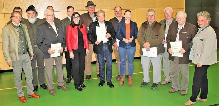 Für langjährige Mitgliedschaft ehrte die Kreisgruppe Kitzingen des Jagdverbandes bei der Versammlung in Wiesentheid einige ihrer Mitglieder. Dazu gratulierten neben der Vorstandschaft auch die Bayerische Staatsministerin Judith Gerlach und die Landtagsabgeordnete Barbara Becker. Für langjährige Mitgliedschaft ehrte die Kreisgruppe Kitzingen des Jagdverbandes bei der Versammlung in Wiesentheid einige ihrer Mitglieder. Dazu gratulierten neben der Vorstandschaft auch die Bayerische Staatsministerin Judith Gerlach und die Landtagsabgeordnete Barbara Becker.