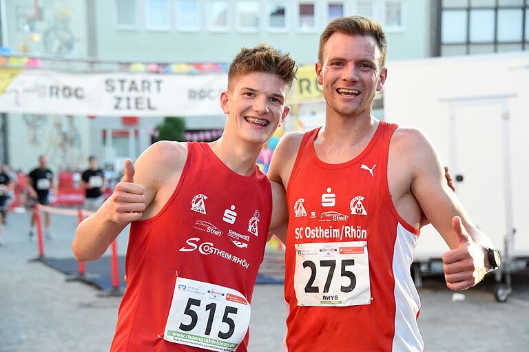 Lennart Rössler (links) gewann beim Sparkassen-Stadtlauf in Bad Neustadt die Männerwertung vor Rhys Bishop.