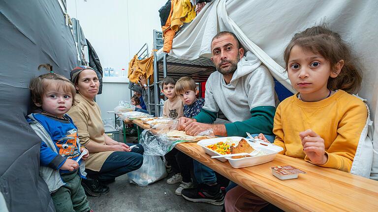 Alltag im Anker-Zentrum Geldersheim zwischen Stockbetten, Tüchern und Bierbank als Mittagstisch: Ob die kurdische Familie in Deutschland bleiben darf, ist ungewiss. Alltag im Anker-Zentrum Geldersheim zwischen Stockbetten, Tüchern und Bierbank als Mittagstisch: Ob die kurdische Familie in Deutschland bleiben darf, ist ungewiss.
