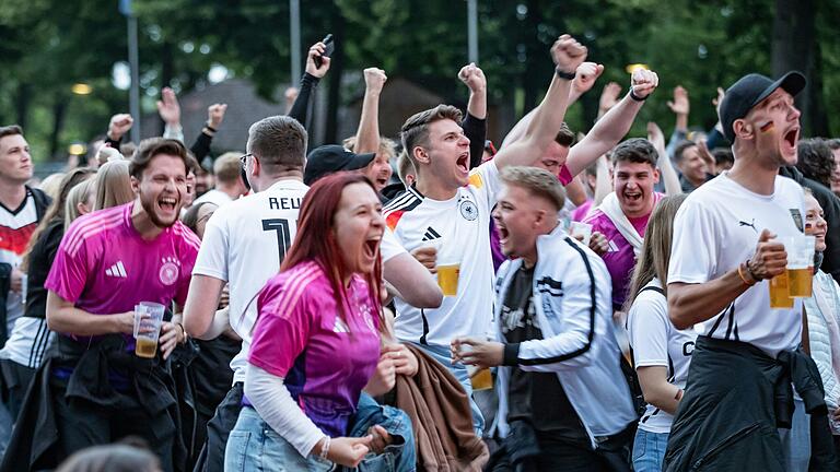 Schweinfurt im EM-Fieber. Zahlreiche Fußballfans besuchten das Public Viewing zum Auftaktspiel Deutschland gegen Schottland im Sachs-Stadion in Schweinfurt.