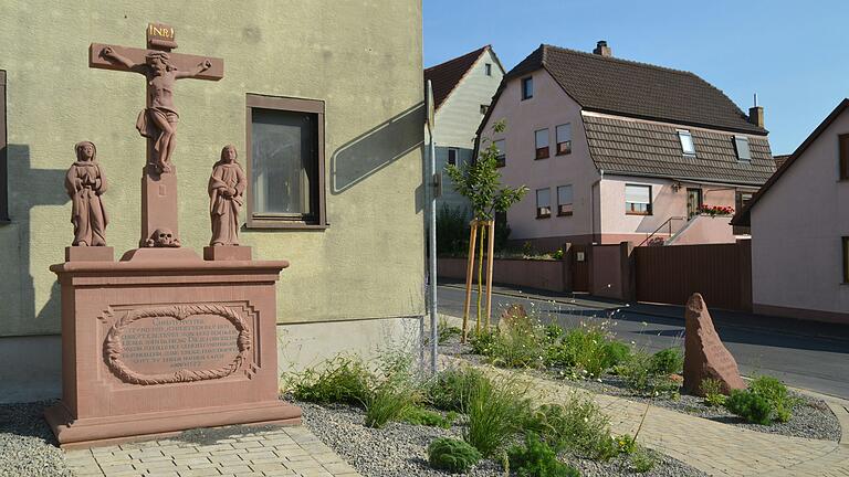 Die letzten Arbeiten an der Dorferneuerungsmaßnahme in der Steinfelder Straße in Urspringen sind abgeschlossen und der Platz erstrahlt im neuen Glanz. Für die Renovierung der Kreuzigungsgruppe erhielt die Gemeinde einen Zuschuss von der Sparkassenstiftung in Höhe von 1000 Euro, berichtet Volker Hemrich in der Bürgerversammlung.