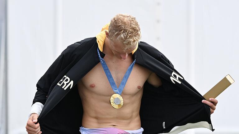 Paris 2024 - Rudern       -  Einer-Dominator Oliver Zeidler präsentiert stolz seine Goldmedaille.