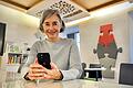 Birgit Wahl bringt im Digi Cafe 60+ in Gerolzhofen in der Stadtbibliothek älteren Menschen bei, wie sie für sich die Vorteile der Digitalisierung nutzen können.
