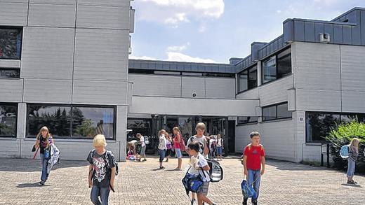 Der Deal ist fast perfekt: Der Landkreis will das Schonunger Hauptschulgebäude für 210 000 Euro kaufen. Der Deal ist fast perfekt: Der Landkreis will das Schonunger Hauptschulgebäude für 210 000 Euro kaufen.