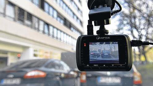 Teilerfolg für Datenschützer: Eine sogenannte Dashcam, befestigt an der Windschutzschreibe, filmt den Verkehr aus einem Auto. Ihr Einsatz verstößt unter bestimmten Bedingungen gegen das Datenschutzgesetz, das erklärte das Verwaltungsgericht Ansbach. Teilerfolg für Datenschützer: Eine sogenannte Dashcam, befestigt an der Windschutzschreibe, filmt den Verkehr aus einem Auto. Ihr Einsatz verstößt unter bestimmten Bedingungen gegen das Datenschutzgesetz, das erklärte das Verwaltungsgericht Ansbach.