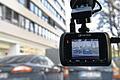 Teilerfolg für Datenschützer: Eine sogenannte Dashcam, befestigt an der Windschutzschreibe, filmt den Verkehr aus einem Auto. Ihr Einsatz verstößt unter bestimmten Bedingungen gegen das Datenschutzgesetz, das erklärte das Verwaltungsgericht Ansbach.