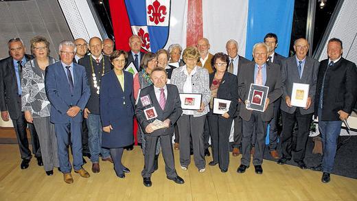 25 Jahre Seniorenbeirat: In einer Feierstunde würdigte die Bayerische Staatsministerin für Arbeit und Soziales, Familie und Integration, Emilia Müller, mit zahlreichen Vertretern aus Politik, Gesellschaft und der Seniorenarbeit das 25. Jubiläum des Seniorenbeirates Karlstadt im Europäischen Klempner- und Kupferschmiedemuseum und ehrte langjährige Mitglieder des Gremiums. Im Bild von links: Helmut Ühlein, Dr. Dagmar Just, Reinhold Kuhn (Regierung von Unterfranken), Emil Wahler, Dr. Paul Kruck, Franz-Josef Burkard, Staatsministerin Emilia Müller, Horst Frickel, Erika Rickert, Reinhold Eirich, Melanie Füller, Eleonore Schreck, Irmgard Schäfer, Wilhelm Glück, Elisabeth Erdmann, Walter Voglgsang, Karl-Heinz Keller, Thomas Schiebel, Oskar Gerhard und Dietholf Schröder. 25 Jahre Seniorenbeirat: In einer Feierstunde würdigte die Bayerische Staatsministerin für Arbeit und Soziales, Familie und Integration, Emilia Müller, mit zahlreichen Vertretern aus Politik, Gesellschaft und der Seniorenarbeit das 25. Jubiläum des Seniorenbeirates Karlstadt im Europäischen Klempner- und Kupferschmiedemuseum und ehrte langjährige Mitglieder des Gremiums. Im Bild von links: Helmut Ühlein, Dr. Dagmar Just, Reinhold Kuhn (Regierung von Unterfranken), Emil Wahler, Dr. Paul Kruck, Franz-Josef Burkard, Staatsministerin Emilia Müller, Horst Frickel, Erika Rickert, Reinhold Eirich, Melanie Füller, Eleonore Schreck, Irmgard Schäfer, Wilhelm Glück, Elisabeth Erdmann, Walter Voglgsang, Karl-Heinz Keller, Thomas Schiebel, Oskar Gerhard und Dietholf Schröder.