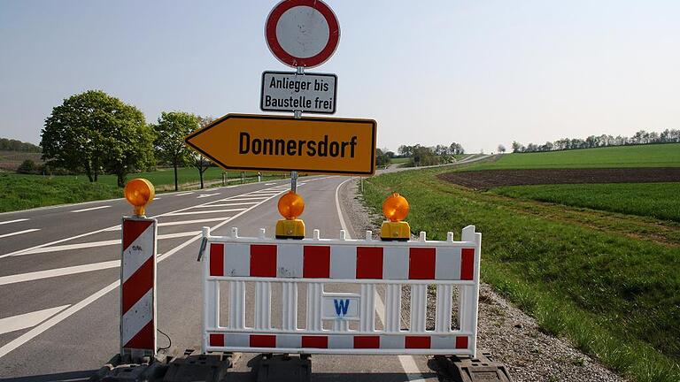 Spätestens ab der Abzweigung nach Sulzheim muss der Verkehr wegen des restlichen Ausbaus der Staatsstraße 2275 zwischen der Kreuzung bei Kleinrheinfeld und dem Ortseingang von Donnersdorf auf die Umleitungsstrecke abbiegen.