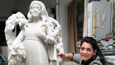Künstlerin Steff Bauer hat die neue Anna-Figur angefertigt.