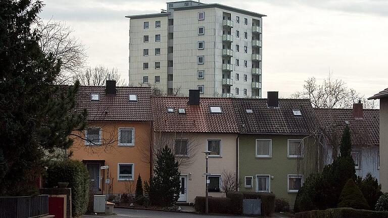 Typisch: Reihenhäuser auf dem Steinberg vor den Hochhäusern an der Albertistraße (Hochfeld). Typisch: Reihenhäuser auf dem Steinberg vor den Hochhäusern an der Albertistraße (Hochfeld).
