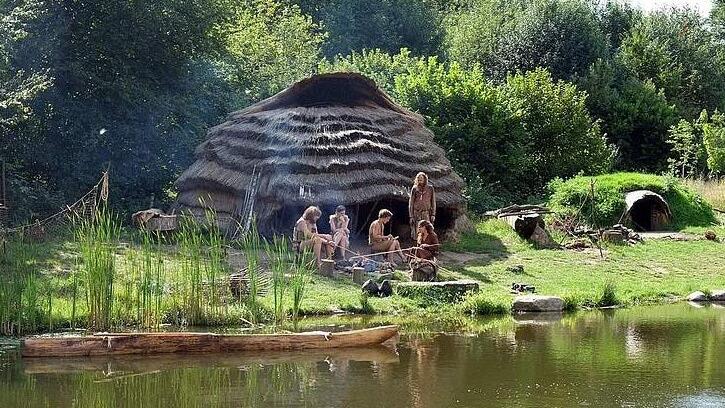 Das Leben im Neolithikum: Die Menschen wurden sesshaft. Unser Bild zeigt eine Nachbildung im Steinzeitpark  Dithmarschen in Schleswig-Holstein.