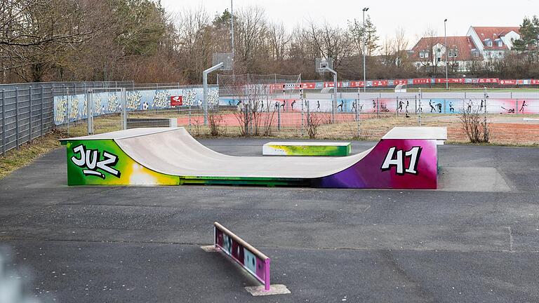 Mit ihrer geringen Höhe ist die 'Babyramp' am Jugendzentrum Heuchelhof auch für Skatebord-Einsteigerinnen und Einsteiger geeignet. Mit ihrer geringen Höhe ist die 'Babyramp' am Jugendzentrum Heuchelhof auch für Skatebord-Einsteigerinnen und Einsteiger geeignet.
