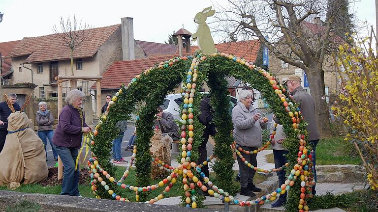 Der Gemeindebrunnen an der Weth in Sulzwiesen wird österlich geschmückt. Der Gemeindebrunnen an der Weth in Sulzwiesen wird österlich geschmückt.