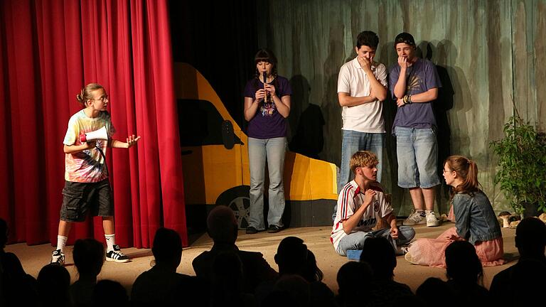 Die Schülerinnen und Schüler der Theater-AG präsentierten in diesem Jahr ein kurzweiliges Theaterstück in der Aula des Martin-Schleyer-Gymnasiums.