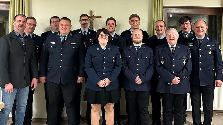 Die geehrten und beförderten Feuerwehrleute aus Waigolshausen: Bürgermeister Christian Zeißner, Vorsitzender Wolfgang Strobel, Vorsitzender Matthias Köhler, Kreisbrandmeister Daniel Krückel, stv. Kommandant Thomas Staab, Digital- und Medienbeauftragte Lisa Hofmann, Jugendwart Timo Budnik, Gerätewart Philipp Schraut, Kassier Korbinian Wohlfahrt, Schriftführer Manuel Ehni, Hauptfeuerwehrmann Georg Lauter, Jugendwart Niklas Staab und Kommandant Thomas Strobel.