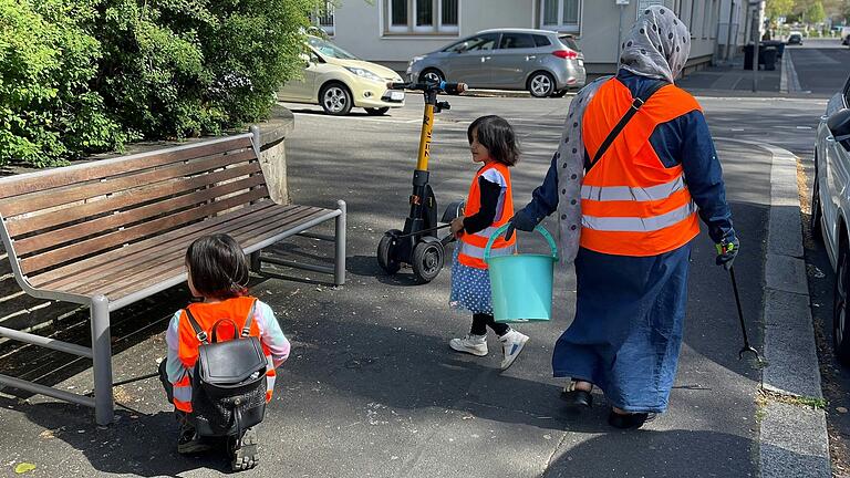 Shabana und ihre beiden Töchter beim Müllsammeln. In der Nähe von Sitzbänken war auffallend viel Müll zu finden. Shabana und ihre beiden Töchter beim Müllsammeln. In der Nähe von Sitzbänken war auffallend viel Müll zu finden.