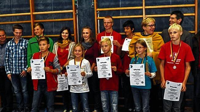 Jung, dynamisch und erfolgreich: die jungen Sportler aus den Schulen im Landkreis Main-Spessart. Geehrt wurden sie von Landrat Thomas Schiebel (hintere Reihe, Dritter von rechts). Jung, dynamisch und erfolgreich: die jungen Sportler aus den Schulen im Landkreis Main-Spessart. Geehrt wurden sie von Landrat Thomas Schiebel (hintere Reihe, Dritter von rechts).