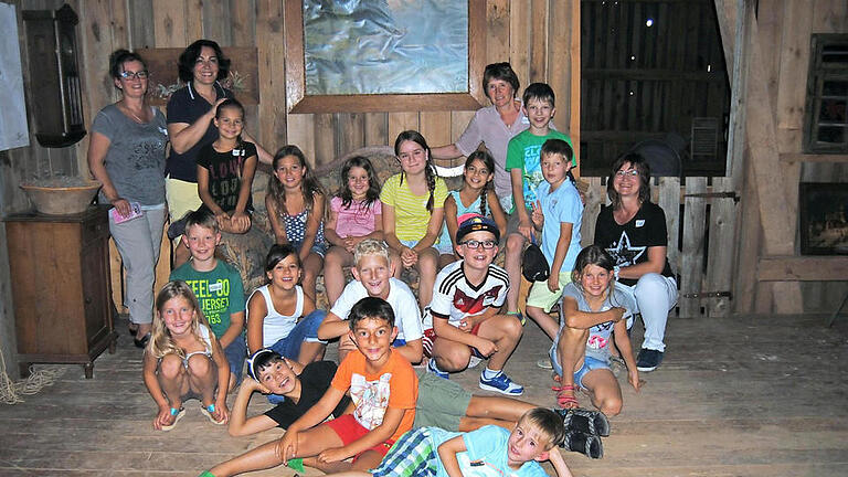 Die Ferienkindergruppe in der Scheune, Frauen mit Initiatorin Petra Geppert, Karola Helfrich, Thekla Heinz und Karin Grünthal.  Foto: K. Helfrich       -  Die Ferienkindergruppe in der Scheune, Frauen mit Initiatorin Petra Geppert, Karola Helfrich, Thekla Heinz und Karin Grünthal.  Foto: K. Helfrich