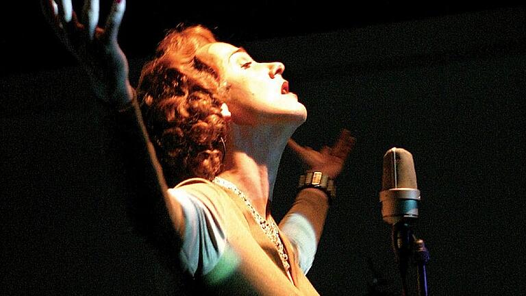 Tanja Maria Froidl       -  Tanja Maria Froidl und das Salonorchester &bdquo;La Rose Rouge&ldquo; machten den Jahreswechsel im Theater zum Genuss.