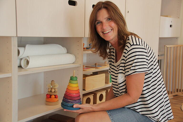 Tanja, die Leiterin der "Spatzen", einer Krippengruppe, räumt die letzten Spielsachen in den Montessori-Schrank. Tanja, die Leiterin der "Spatzen", einer Krippengruppe, räumt die letzten Spielsachen in den Montessori-Schrank.