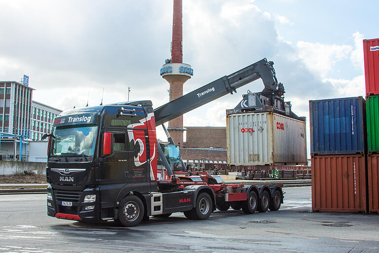 Mit 30 Sattelschleppern werden die Container zur Kundschaft gebracht. Mit 30 Sattelschleppern werden die Container zur Kundschaft gebracht.