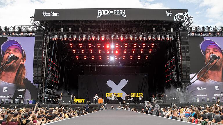 Während Fans vor großen Bühnen wie hier bei Rock im Park 2023&nbsp; Show und Musik feiern, weiß kaum jemand, wie es hinter den Kulissen vor sich geht.