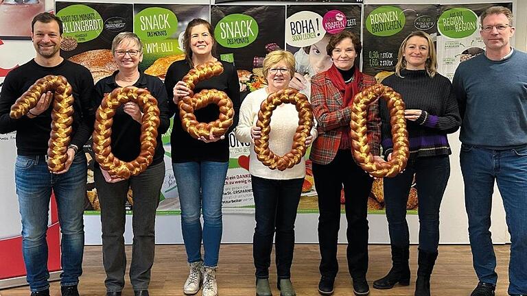 Im Bild (von links): Christian Lutz und Ute Kreß vom Förderverein krebskranker Kinder, Sandra Kern (Koordinatorin Harl.e.kin-Nachsorge), Schwester Toni, Prof. Christina Kohlhauser-Vollmuth (Chefärztin Missio Kinderklinik), Simone und Johannes Schmitt (Bäckerei Peter Schmitt).