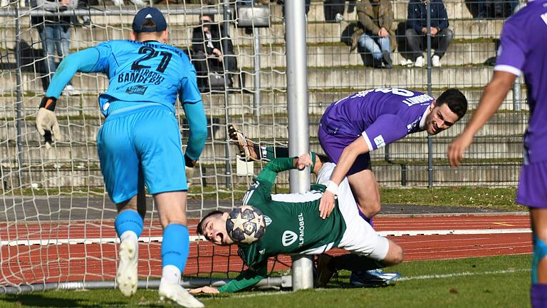 Kurioses Siegtor: Der Schweinfurter Fabio Bozesan (Mitte) kugelt mit dem Ball über die Linie. Die Bamberger Ben Olschewski (links) und Marco Schmitt haben das Nachsehen.